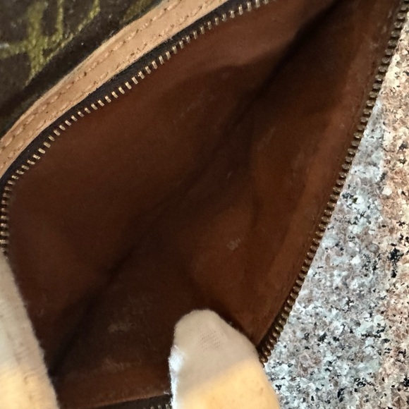 Louis Vuitton authentic 
LV Monogram Vintage Crossbody bag - Picture 10 of 17